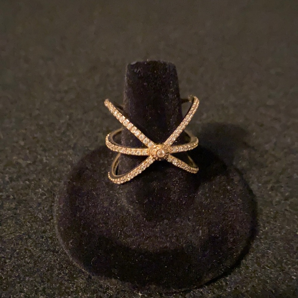 Henri Bendel Ring. Size 10. Gold.